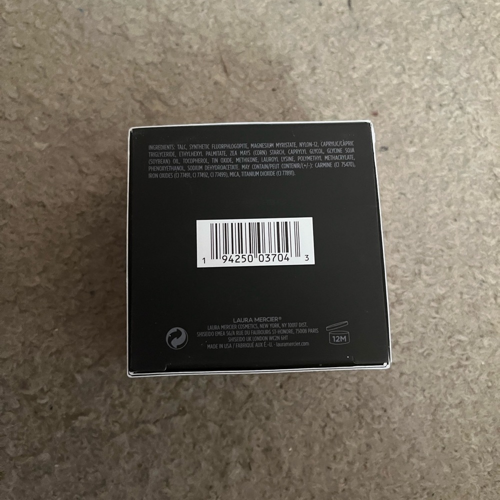Laura Mercier setting powder - Picture 3 of 5
